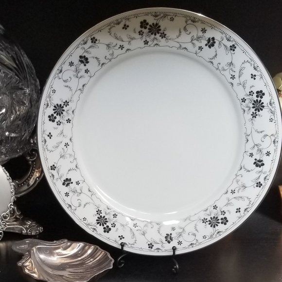 Noritake Black Lace Fine China 4 pc Setting Excellent Condition - Picture 3 of 8